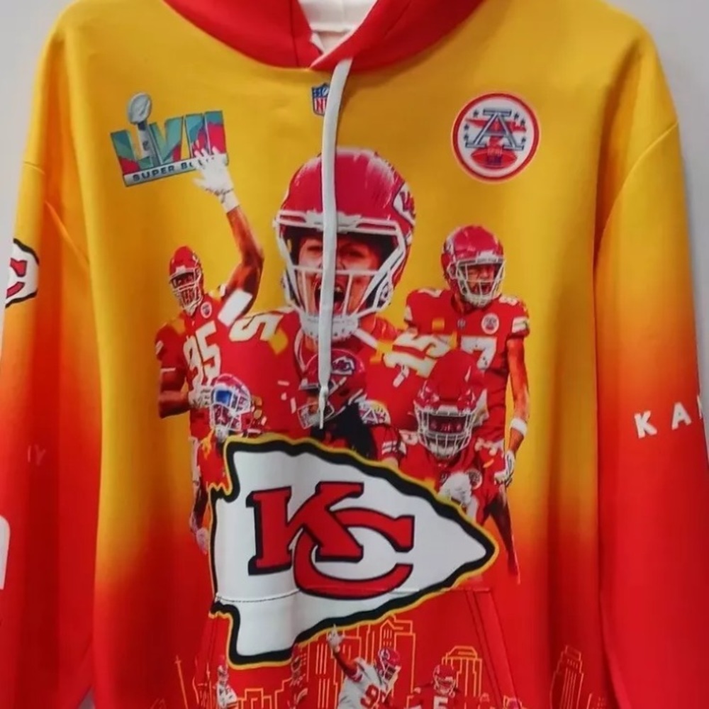 New Kansas City Chiefs warm up Track Suit in a men’s 2 XL. Show your pride 🏈🏈